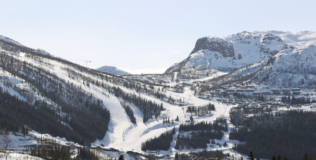 Fragtet til sygehuset i helikopter: 2 børn i tragisk lift-ulykke i populært skisportsområde