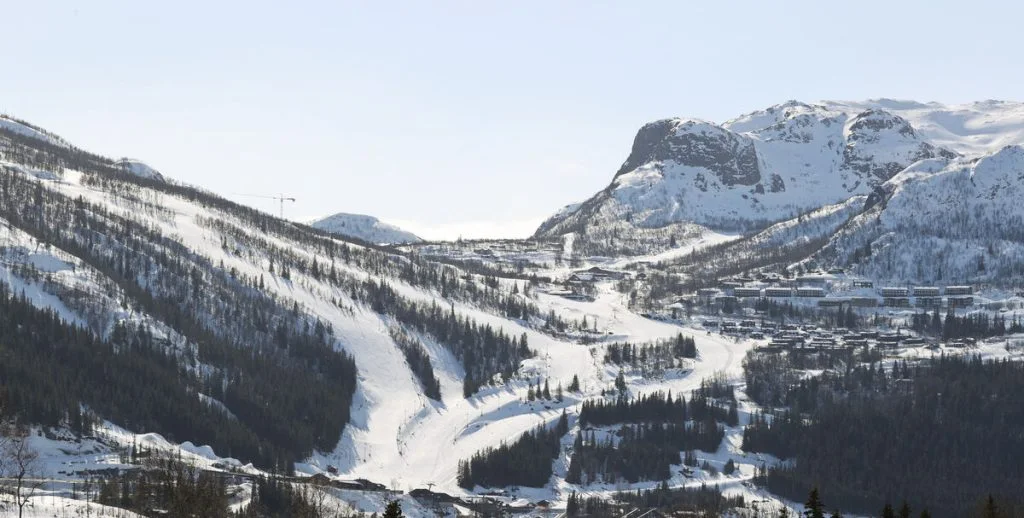 Fragtet til sygehuset i helikopter: 2 børn i tragisk lift-ulykke i populært skisportsområde