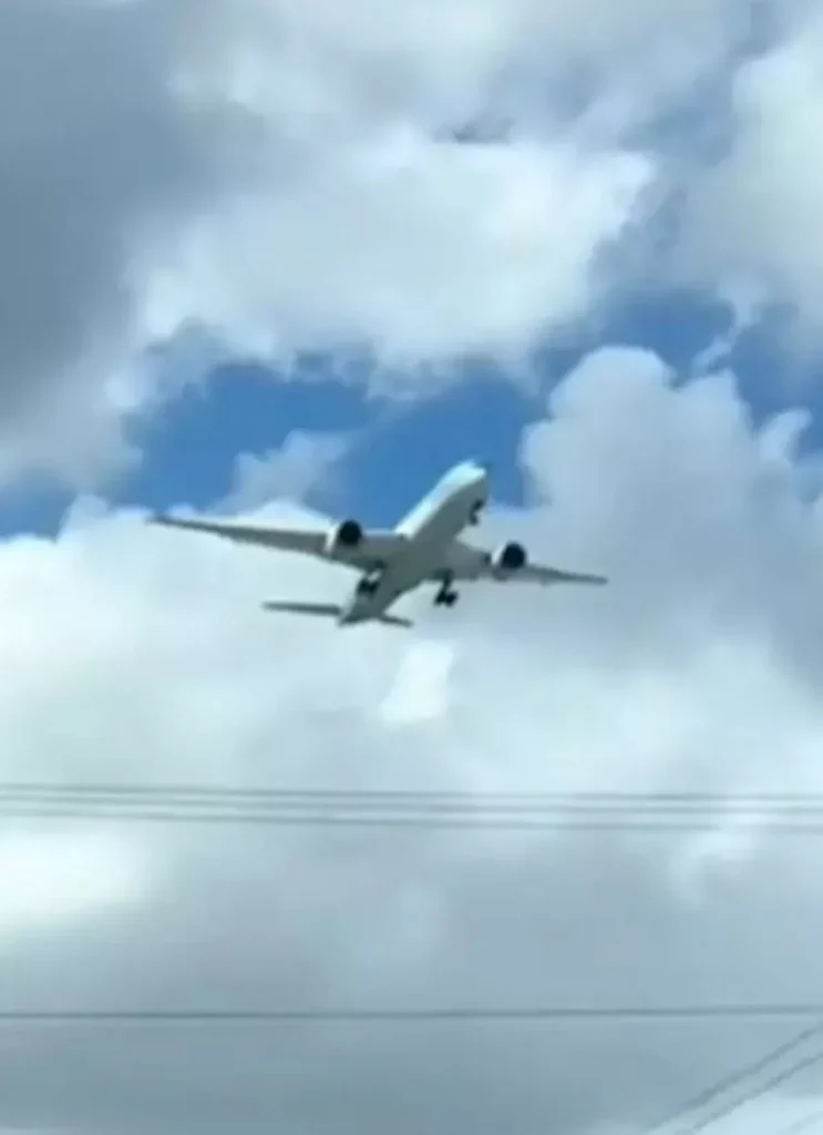 Viral video får hårene til at rejse sig: Her hænger flyet helt stille i luften