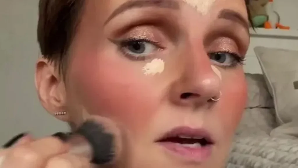 42-årig kvinde deler ud af hemmelighederne: Dette make up-trick får hende til at se årtier yngre ud