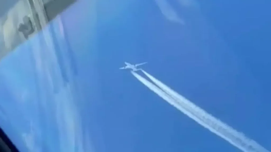 Pilot får det til at løbe koldt ned ad ryggen: Her viser han hvor tæt fly flyver på hinanden