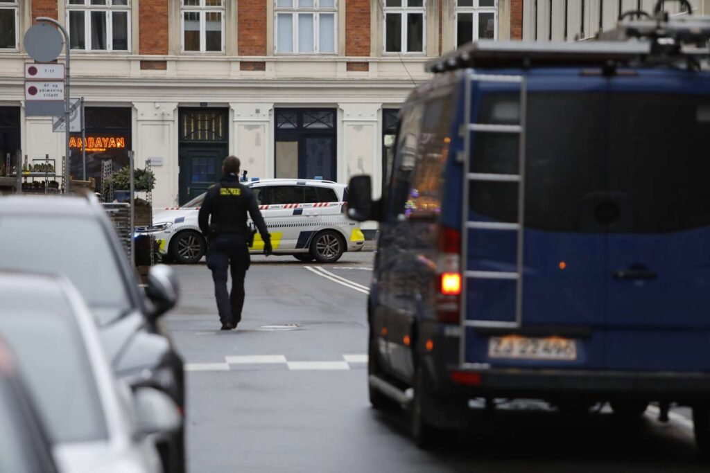 Tidligt tirsdag måtte politiet afspærre gade: Nu er krysantemum-bombe fjernet