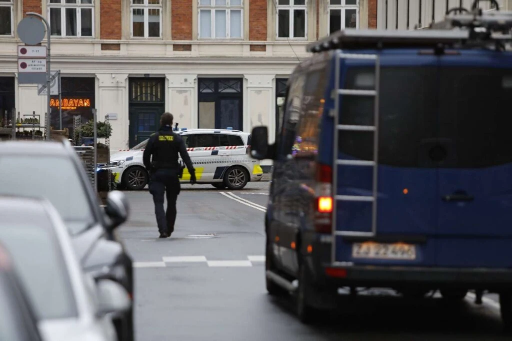Tidligt tirsdag måtte politiet afspærre gade: Nu er krysantemum-bombe fjernet