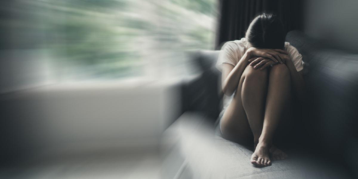 12-årig pige hastes på hospitalet med mavesmerter: Så afslører storebroren, hvad han har gjort