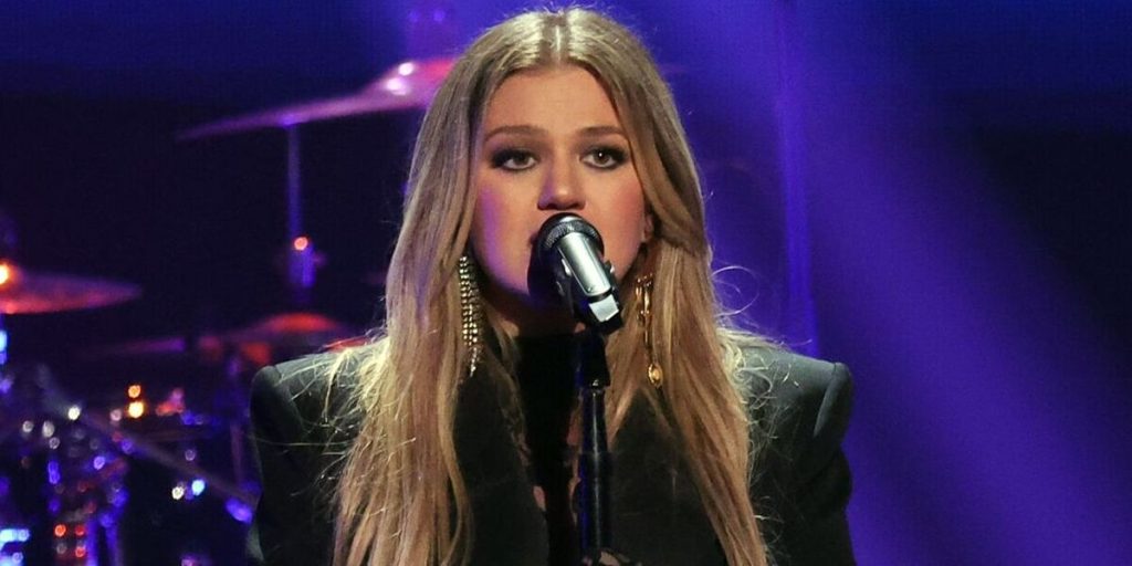 Kelly Clarkson i kæmpe bryst ups – men vent så til situationen tager en uventet drejning