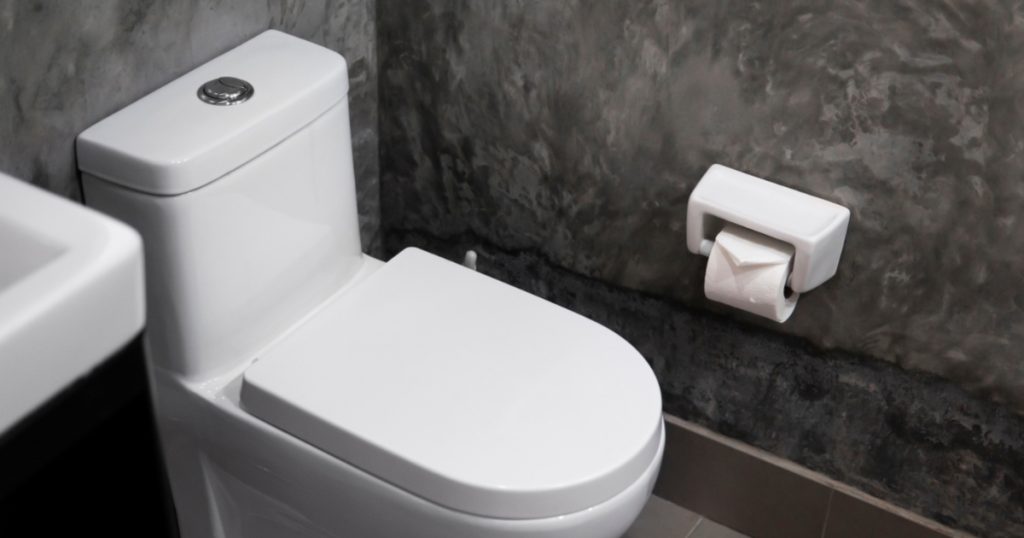 Derfor skal du lade et glas stå på toiletsædet på hotelværelset, når du går i seng