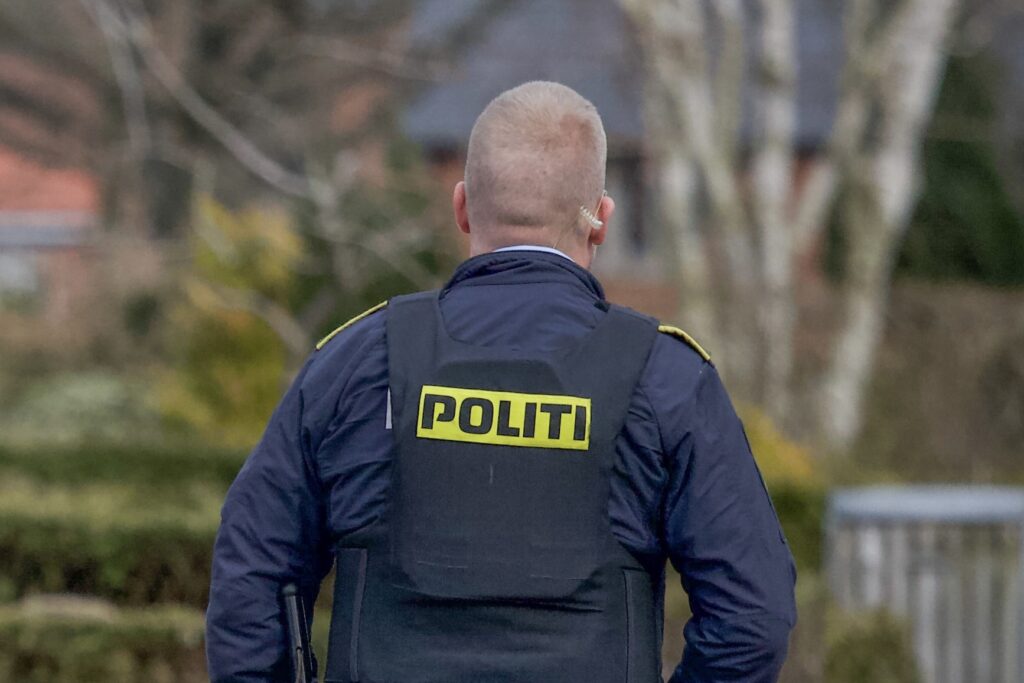 59-årig politimand dømt skyldig: Ubehagelige forsøg på at kysse på kvinder og gramse på dem