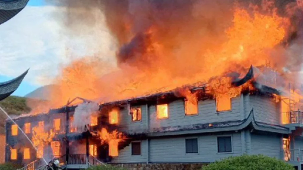 Voldsomme flammer hærger Putins hus: Bygning brændt ned til grunden