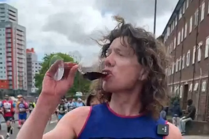 52-årige Tom drak 25 glas vin mens han løb maraton: Folk taber kæben, når de ser hvordan det gik