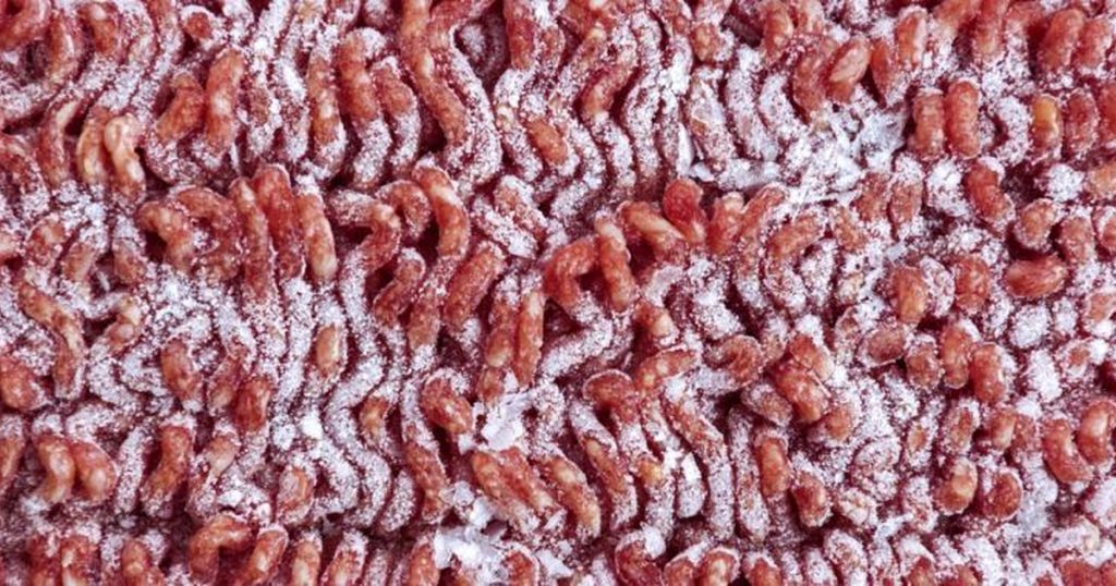 De åbnede pakken med hakket oksekød og kom det på panden – hvad de så fik øje på, fik dem til at miste appetitten