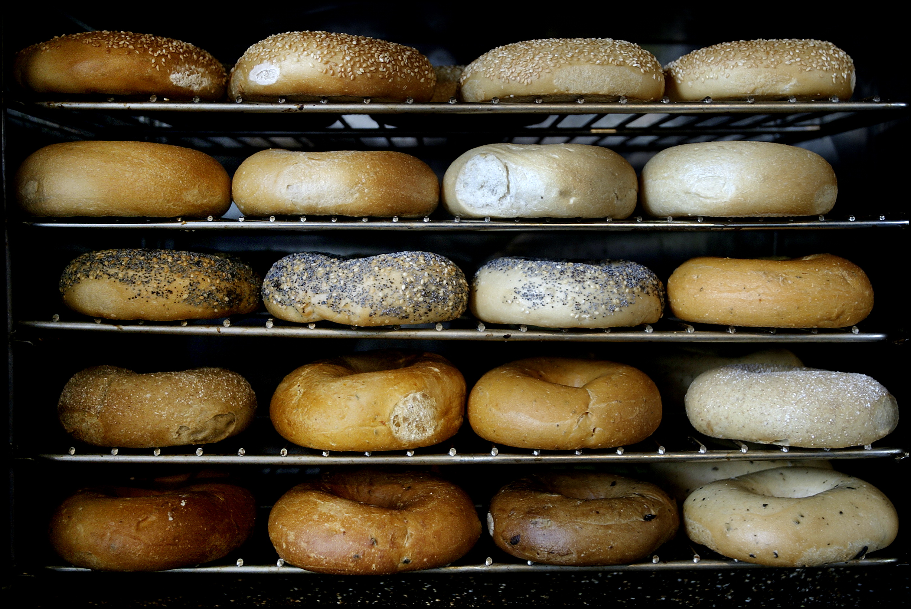 Spis dem ikke! Metalstykker fundet i populære bagels – kan give skader i munden