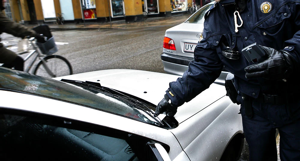 Parkeringsvagt var hurtig til at udskrive bøde ved ulovlig parkering: Så opdagede han sin pinlige fejl