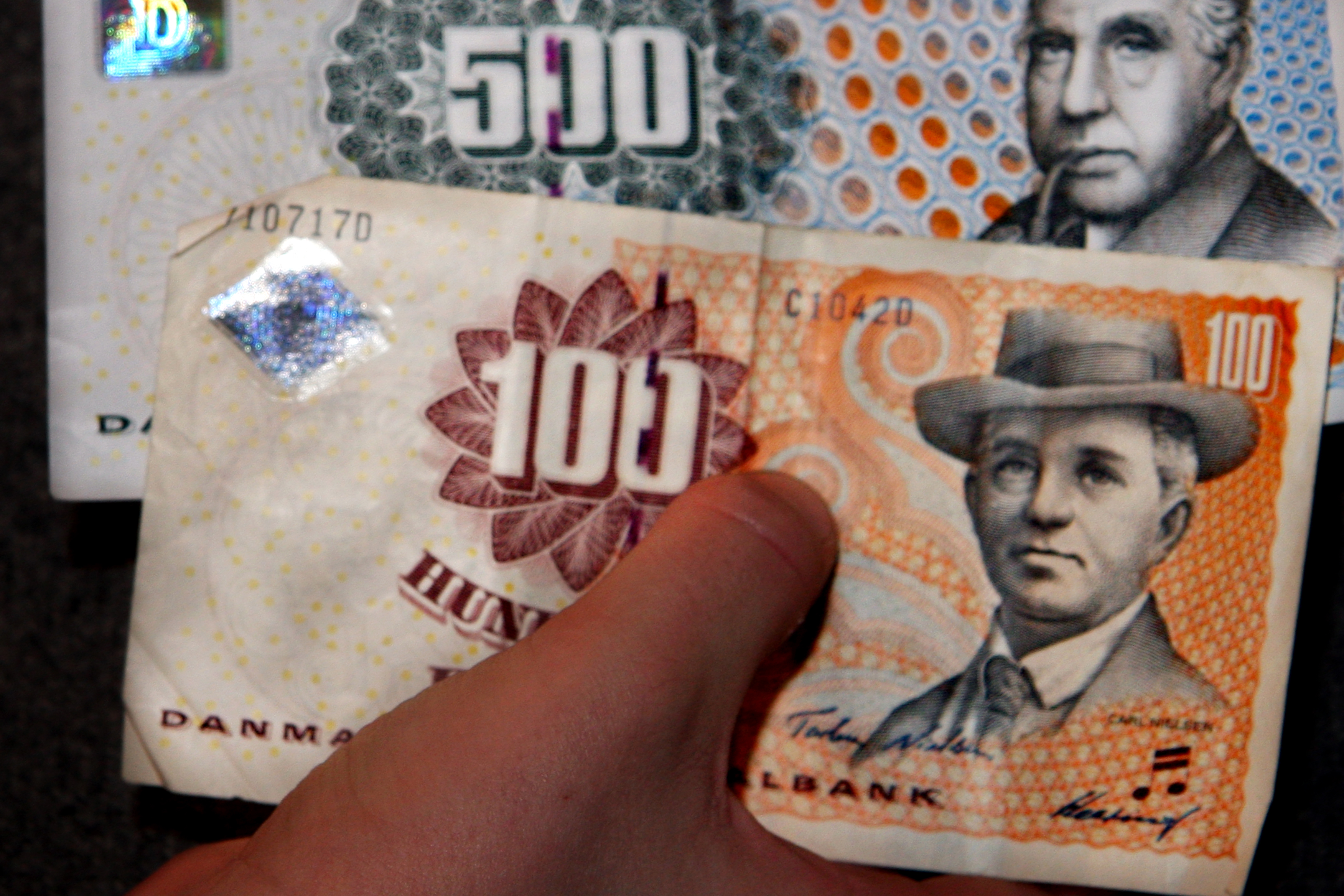 Politiet advarer mod falske pengesedler i omløb – sådan spotter du dem