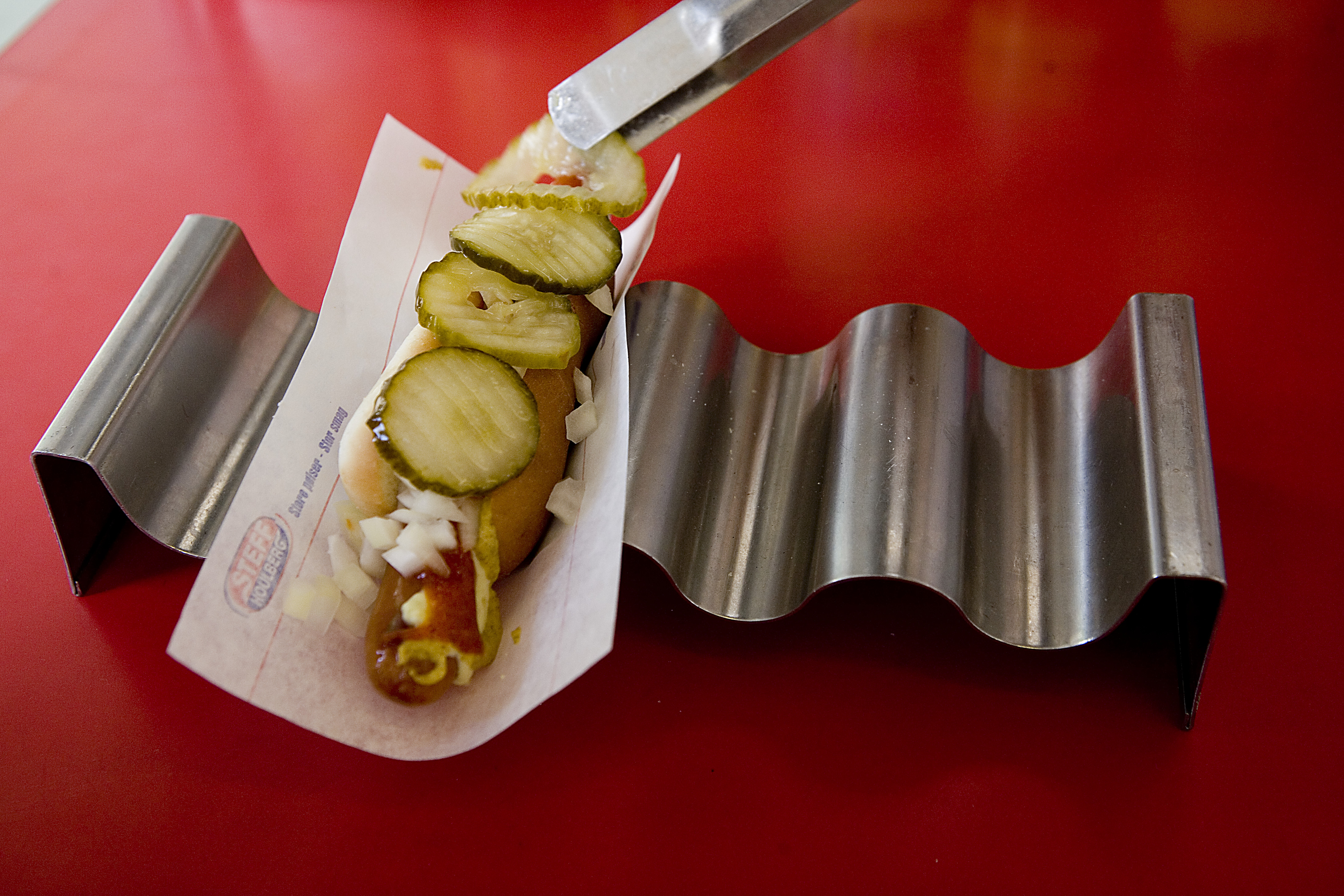 Mand amok på grillbar: Svinede alt og alle og suttede på ketchupflaskerne – så kom politiet