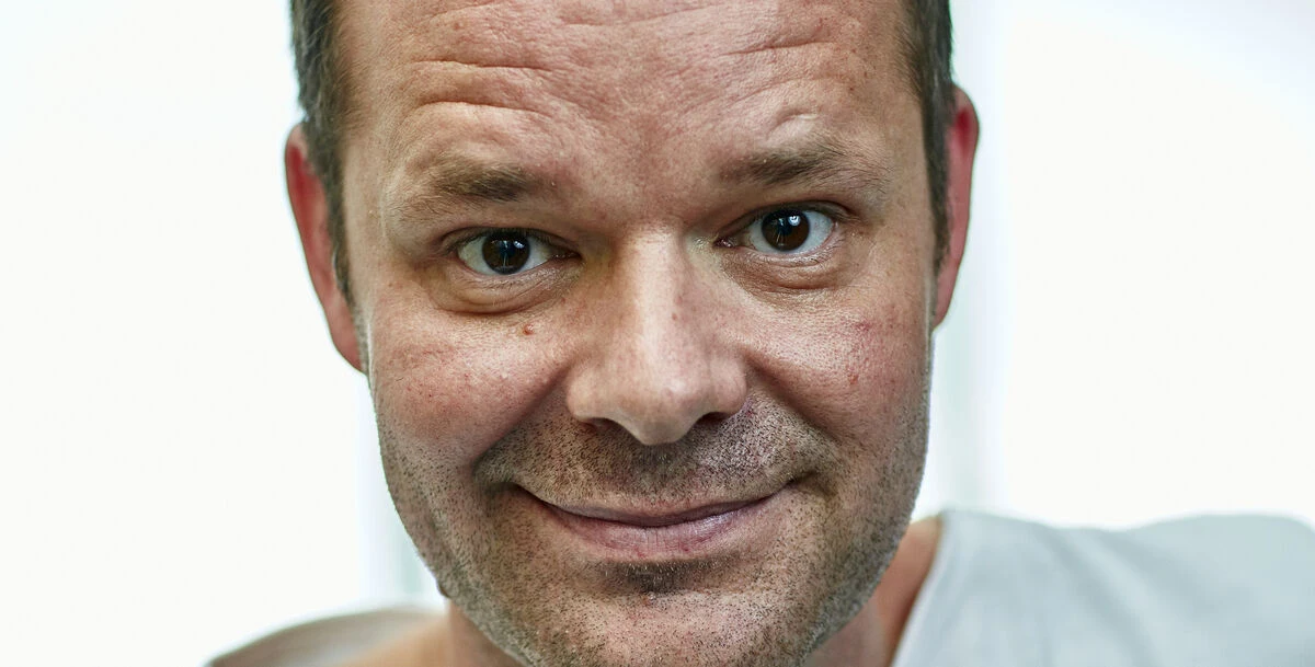 Jacob Riising smider ALT: Splitterravende nøgen