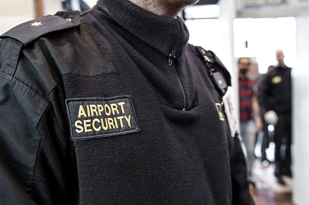 Kvinde fanget i tolden hos lufthavn: Bliver rasende, da tolder finder ‘ulovlig’ snack i hendes taske