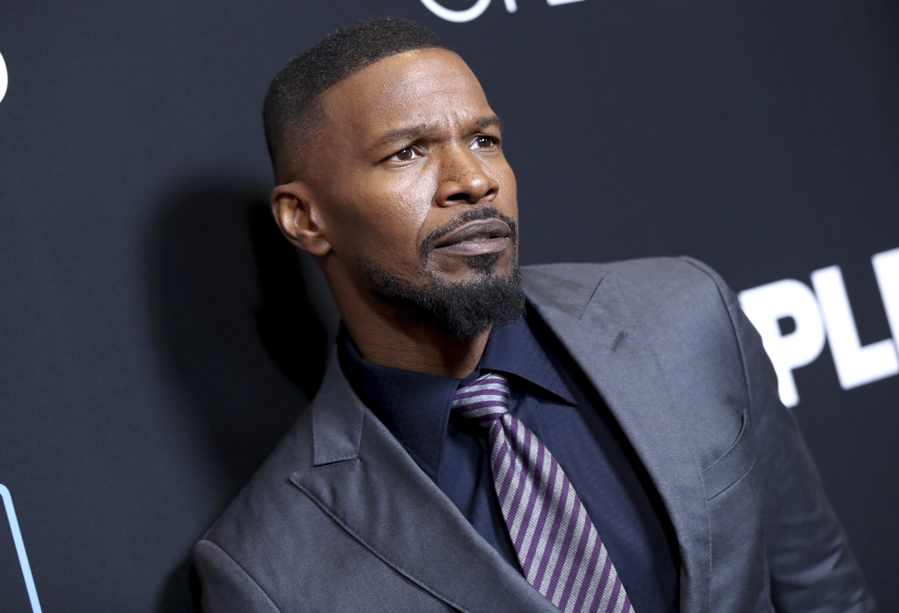 Politiet mangler hjælp: Jamie Foxx-kopi begik røveri med vinflaske i Aarhus