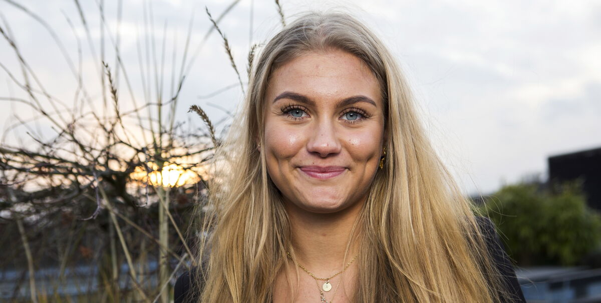 Mathilde fra ‘Årgang 0’ gør det igen: Viser bagdelen frem kun iført undertøj