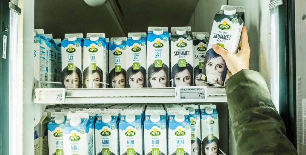 Danskerne raser mod Arlas nye ændringer ved skruelåg: Nu taler de ud