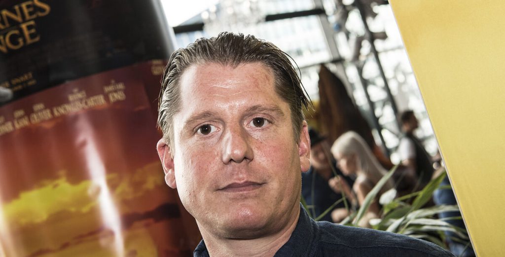 Onsdag formiddag førte 4 betjente Robert Hansen ud af sit hjem: Nu kræves han fængslet