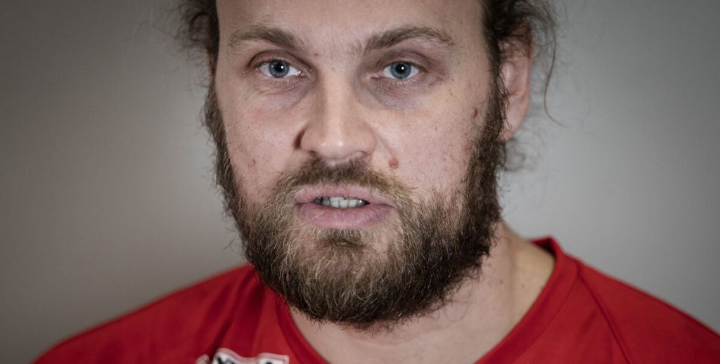 Kort efter DR-profils sygemelding: Nu deler Henrik Møllgaard ærlige ord