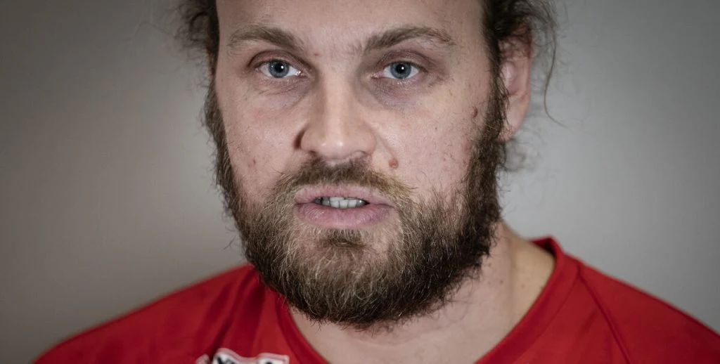 Kort efter DR-profils sygemelding: Nu deler Henrik Møllgaard ærlige ord