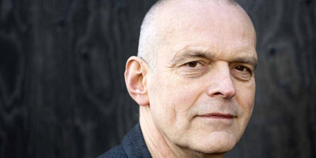 Hvad kan man tillade sig at lave sjov med? Nu sætter Niels Olsen ord på humoren i ‘Ørkenens Sønner’
