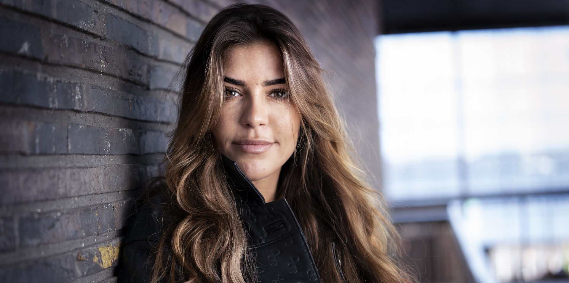 Philine Roepstorff poserer foran spejlet i pikant video
