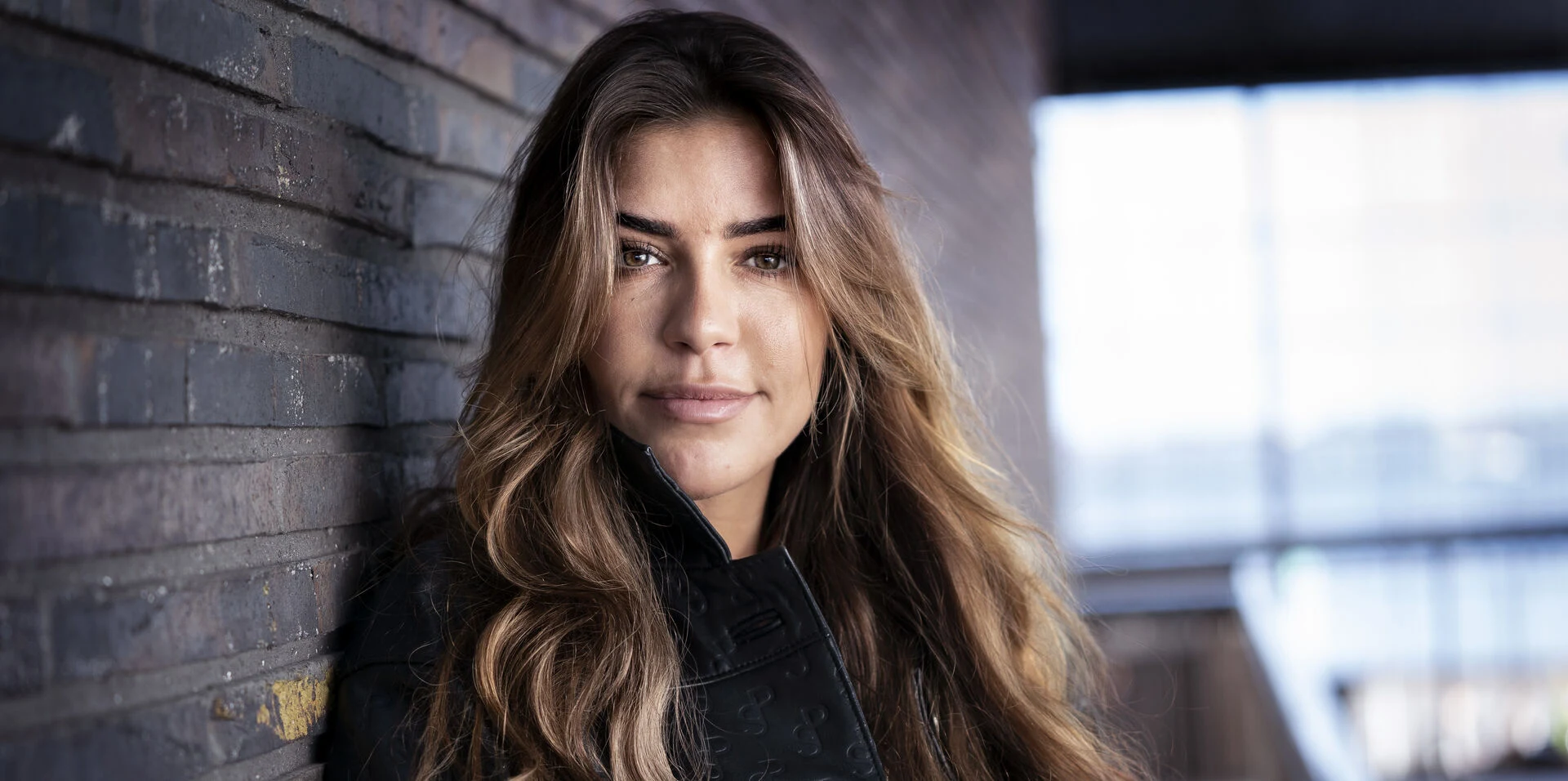 Philine Roepstorff poserer foran spejlet i pikant video