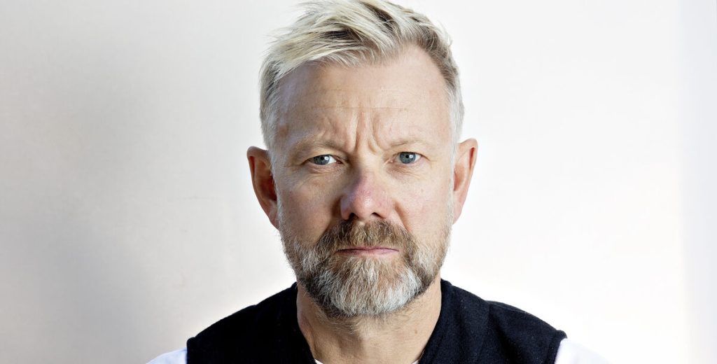 Casper Christensen deler ud af hemmelighederne: Det kostede ham jordforbindelsen