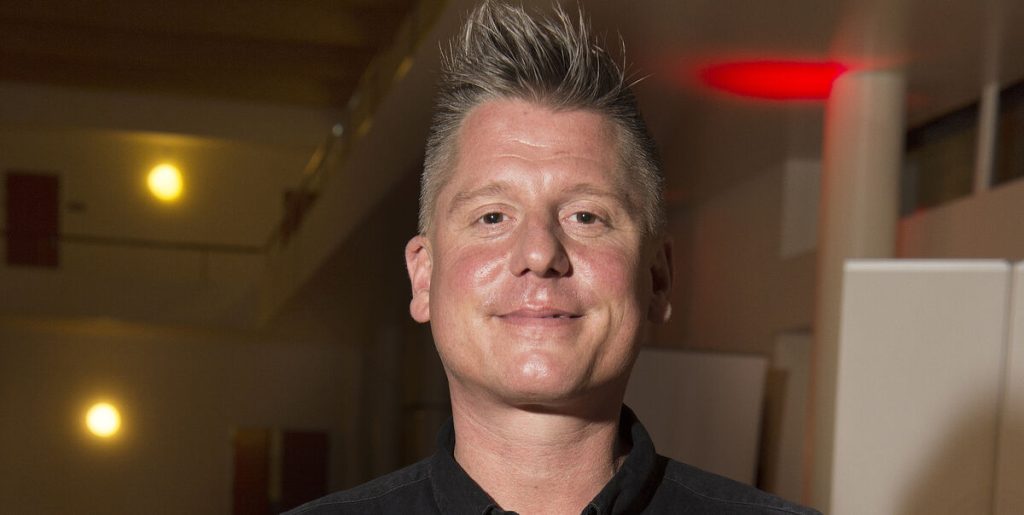 Robert Hansen byder nyt familiemedlem velkommen