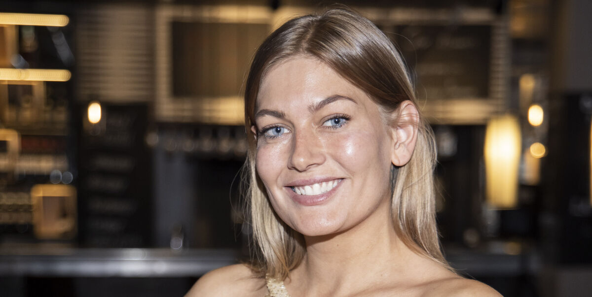 Pernille Nygaard smider bh’en og poserer i gennemsigtig top