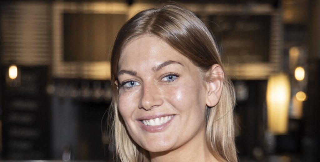 Pernille Nygaard gør det igen: Smider bh’en og flasher formerne under sydens sol