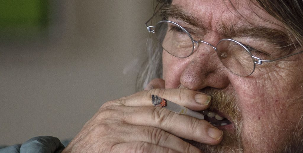 Johnny Madsen deler ud fra gemmerne