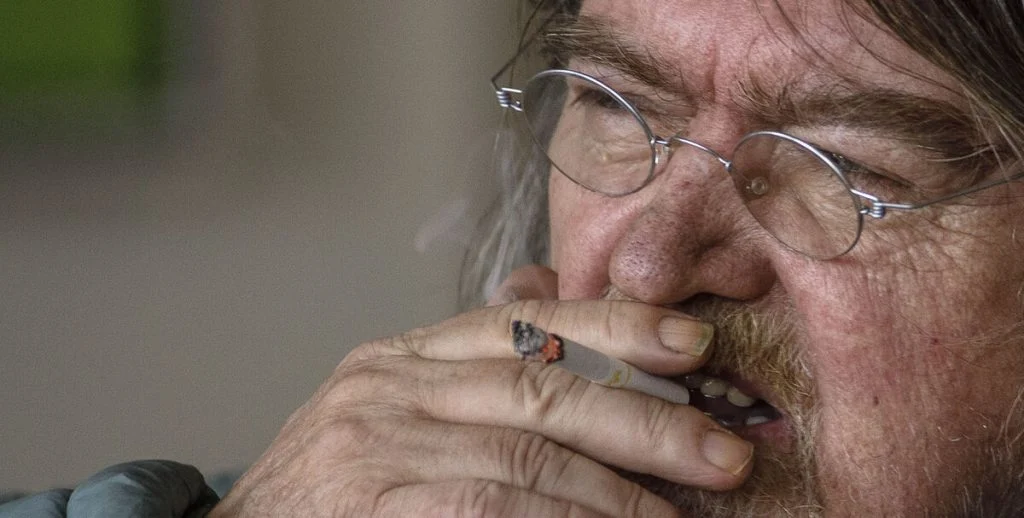Johnny Madsen deler ud fra gemmerne