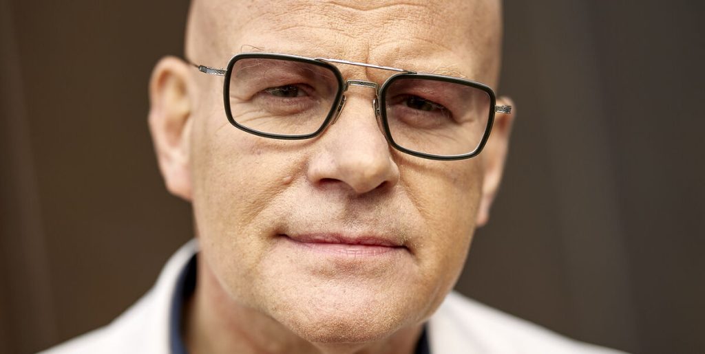Sådan har du aldrig set X Factor-profilen Thomas Blachman: Her bryder han sammen i populært DR-program
