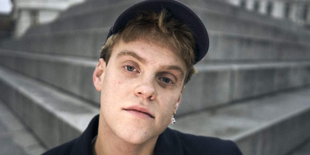 Da Kim Larsen gik bort, ramlede sønnens liv sammen: Nu åbner Hjalmer op om den svære tid