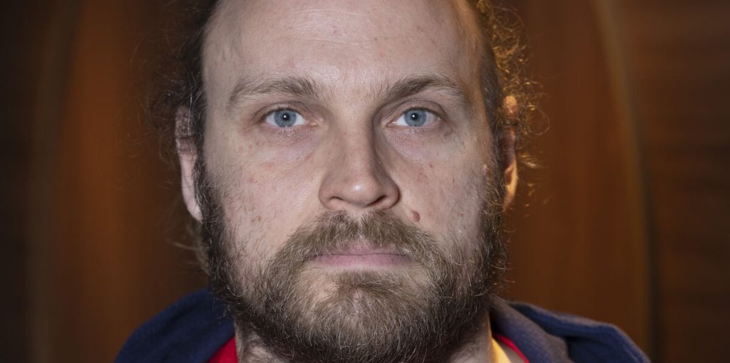 Henrik Møllgaard har set en trist tendens: Nu deler han ærlige ord