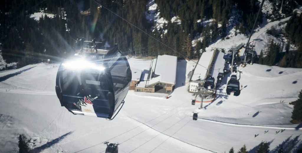 Hastet til hospitalet i helikopter: Dansk pige i tragisk skilift-ulykke