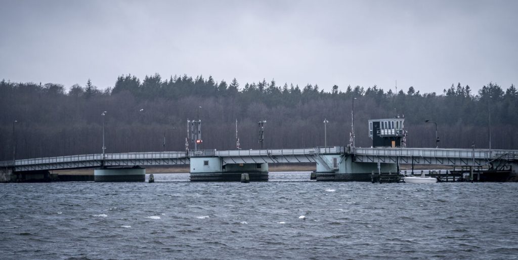 LIGE NU: Uheldsbro spærret i begge retninger