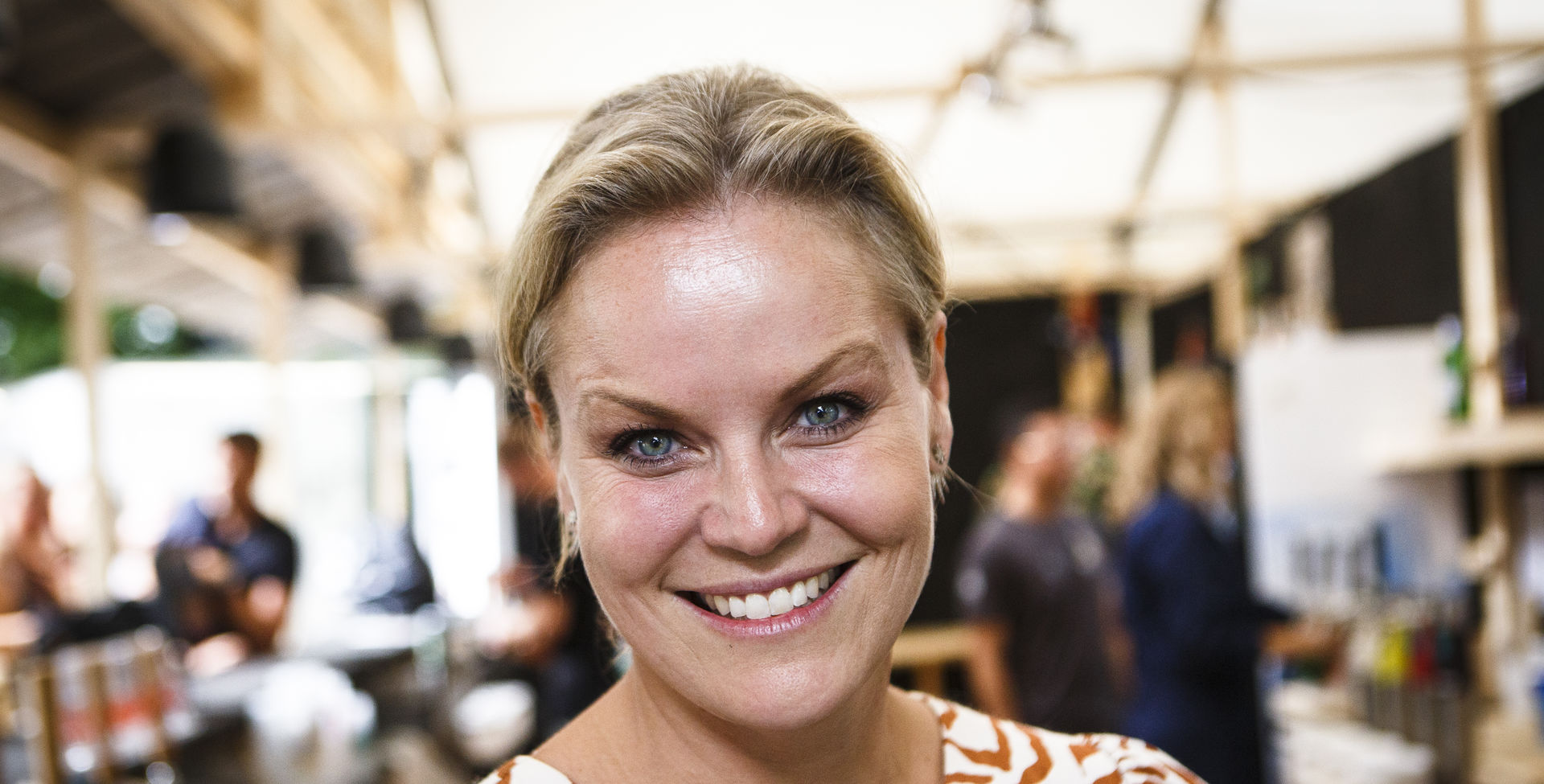 Cecilie Hother viser bikiniformen frem i vandkamp under sydens sol