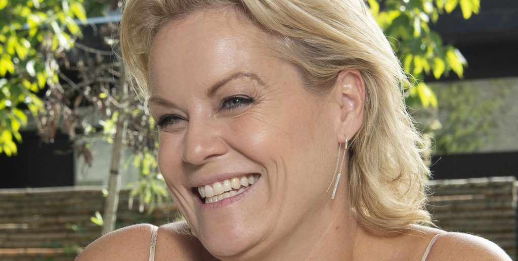 TV 2-værten Cecilie Hother er hoppet i badetøjet og viser hele kroppen frem: Se så hvad hun gør