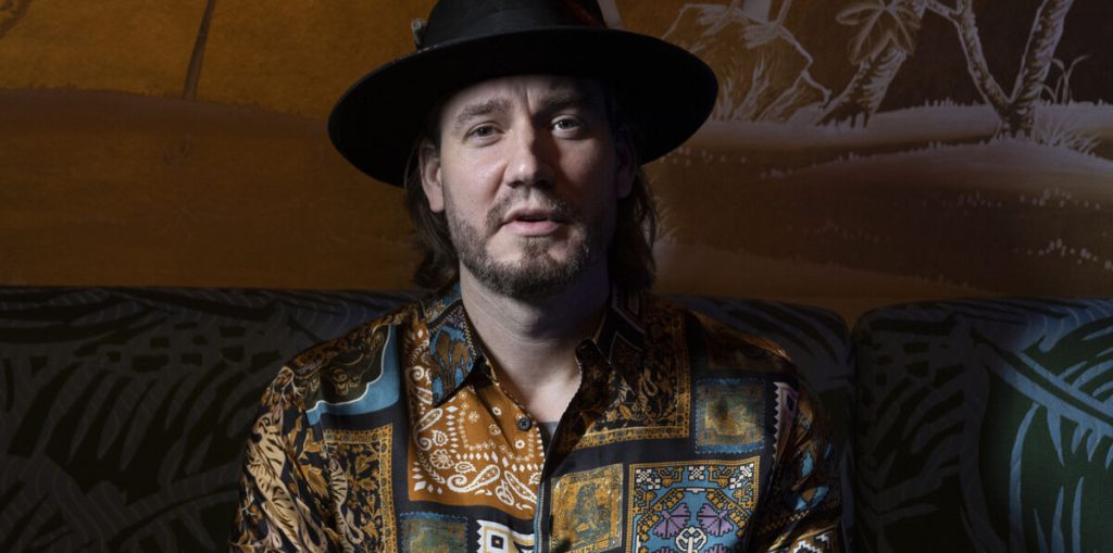 Efter drama i gården: Nicklas Bendtner gør intet for at skjule romancen