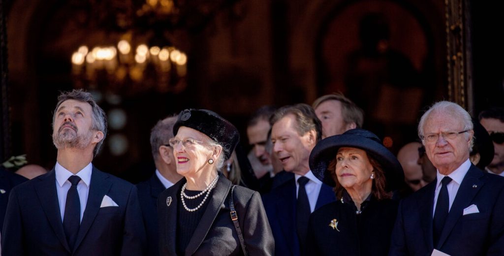 Ramt af alvorlig luftvejsinfektion: Dronning sygemeldt
