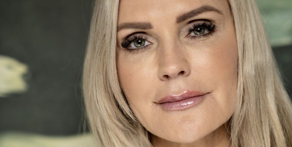 Janni Ree i stor julebommert