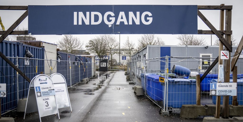 Danskerne troede covid-19 hørte fortiden til: Vinterens skjulte fare sender stor coronabølge på vej