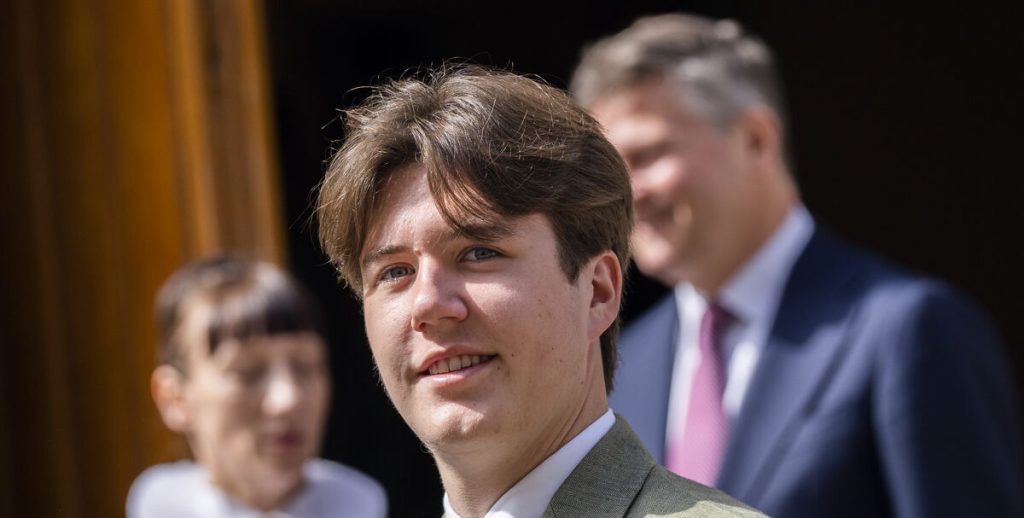 Så du det? Her sender Prins Christian stikpille til Kronprinsen
