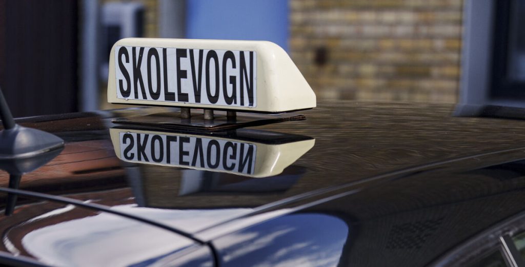Tre unge piger sad med i bilen: Kørelærer i voldsom ulykke