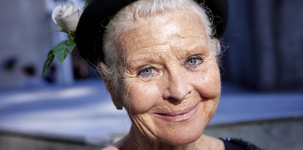 Lone Hertz åbner op om stor sorg: “Jeg lader som om, jeg har det godt”