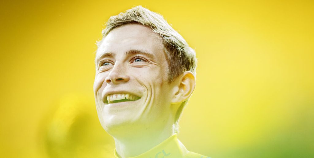 Nu har Jonas Vingegaard langt om længe set den – få minutter senere trækker han på smilebåndet
